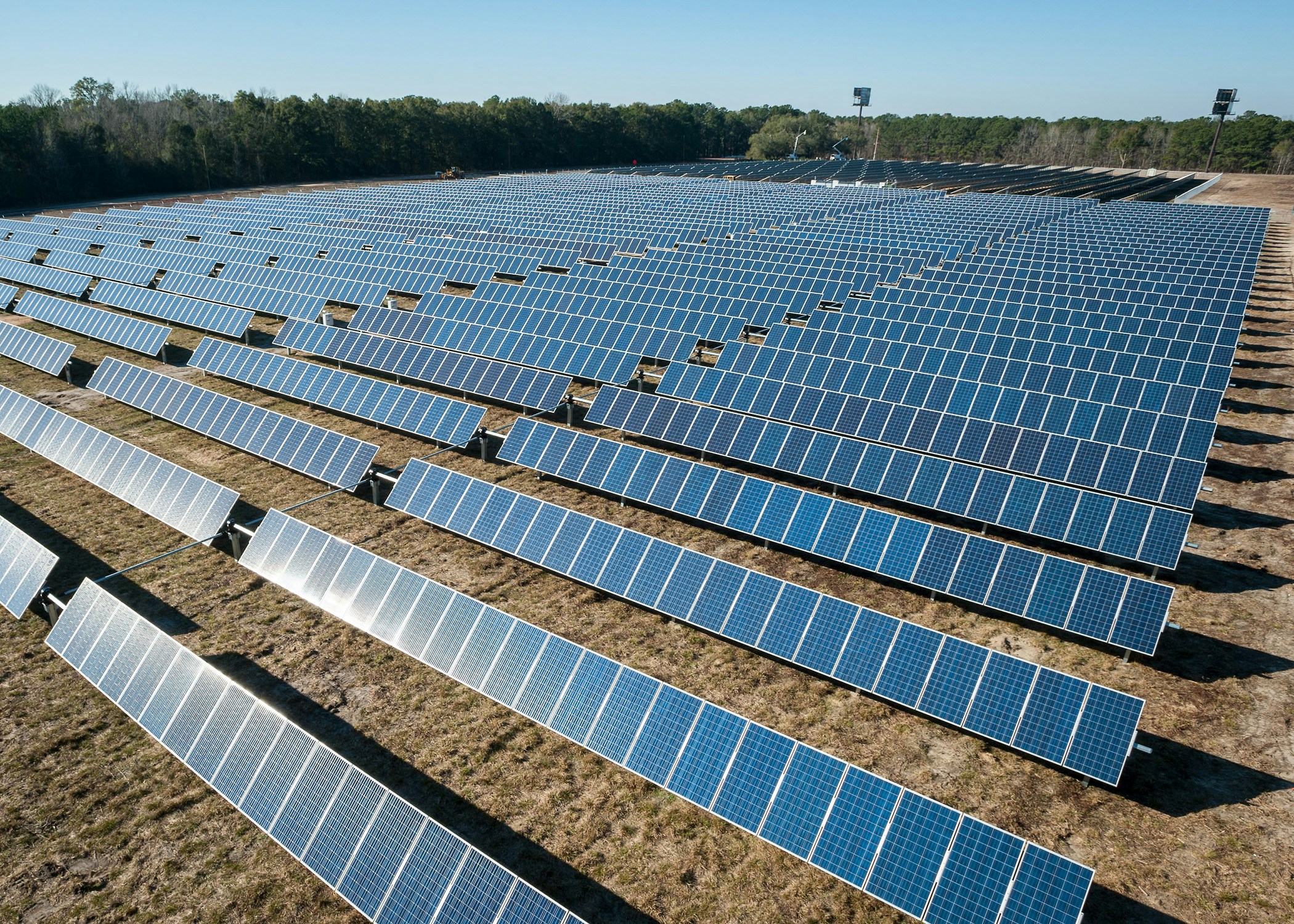 How can countries transition to 100% renewable energy?